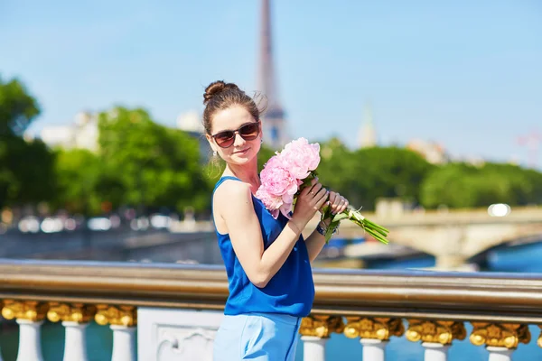 Mujer parisina en el puente Alexandre III en París — Foto de Stock
