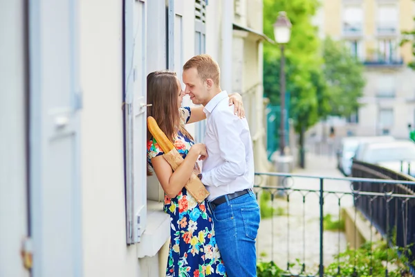 Giovane coppia romantica avendo un appuntamento a Montmartre — Foto Stock