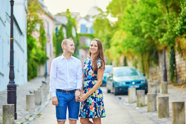 Jeune couple romantique câlin sur Montmartre — Photo