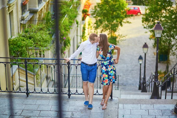 Jeune couple romantique ayant un rendez-vous à Paris, France — Photo