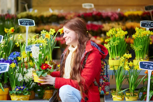 Vacker kvinna att välja färska blommor vid parisiska marknaden — Stockfoto