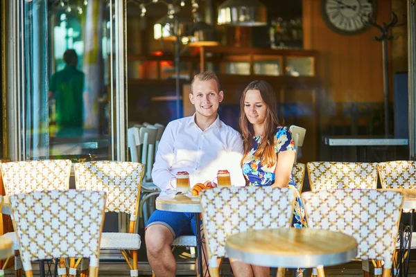 Pareja romántica joven en un acogedor café al aire libre en París, Francia —  Fotos de Stock