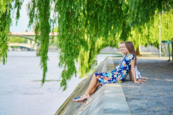 Young romantic couple on the Seine embankment — Stock Photo, Image