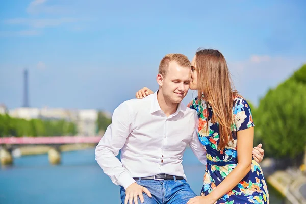 Pareja romántica joven en el terraplén del Sena — Foto de Stock