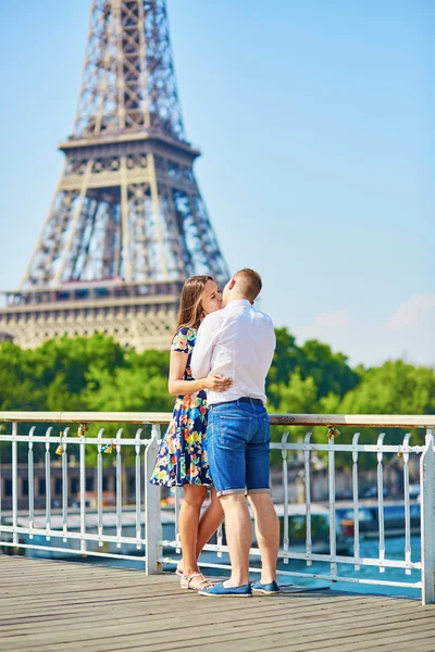 Mladý romantický pár s datum v Paříži — Stock fotografie