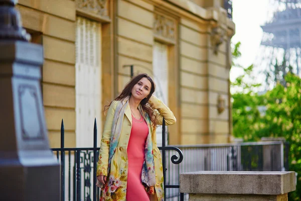 Beautiful young woman near the Eiffel tower in Paris — Stock Photo, Image