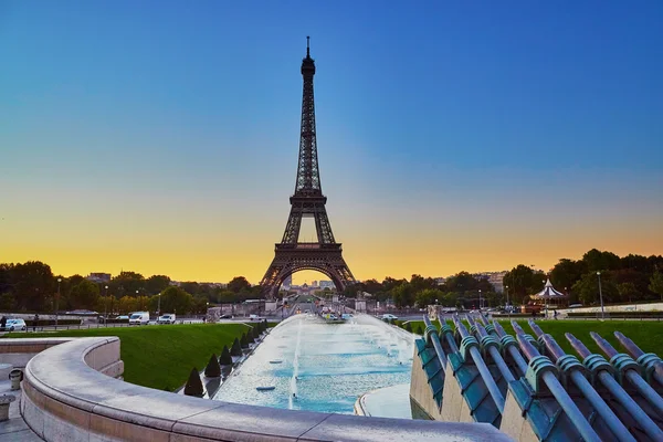 Vista panorâmica da Torre Eiffel durante o nascer do sol — Fotografia de Stock