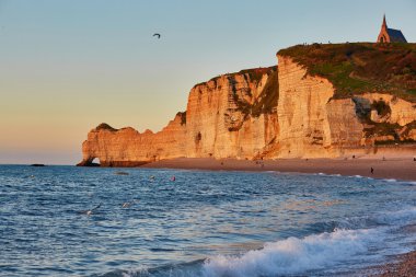 Etretat doğal görünümünü plaj ve ünlü kayalıklarla