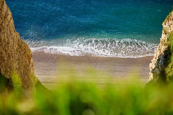 Vackra och tomma stranden i Etretat — Stockfoto