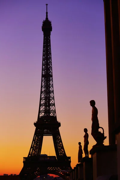 Vista panorámica de la torre Eiffel durante el amanecer — Foto de Stock