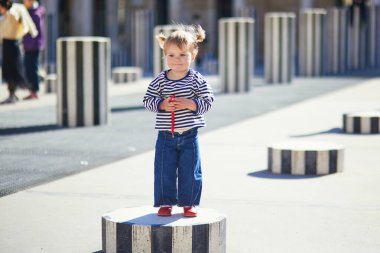 Fransa, Paris 'te bir parkta yürüyen sevimli küçük kız..
