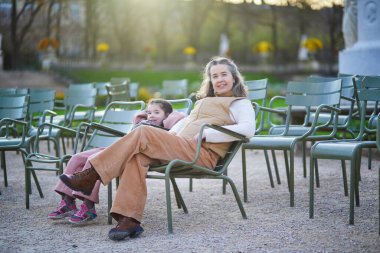 Anne ve kızı Lüksemburg 'un Paris bahçesinde birlikte vakit geçiriyorlar.