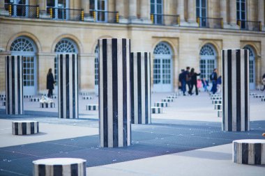Paris, Palais-Royal 'in iç avlusundaki değişik yüksekliklerde siyah ve beyaz çizgili sütunlar. Modern sanatla klasik mimariyi harmanlayan ünlü bir halk sanatı..