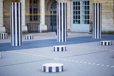 Paris, Palais-Royal 'in iç avlusundaki değişik yüksekliklerde siyah ve beyaz çizgili sütunlar. Modern sanatla klasik mimariyi harmanlayan ünlü bir halk sanatı..