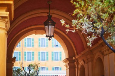 Nice, Fransa 'nın eski kasabasında büyüleyici dar bir cadde. Canlı turuncu ve sarı binalarla dolu. Klasik kepenkleri ve dövülmüş demir balkonları var..