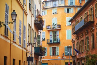 Nice, Fransa 'nın eski kasabasında büyüleyici dar bir cadde. Canlı turuncu ve sarı binalarla dolu. Klasik kepenkleri ve dövülmüş demir balkonları var..