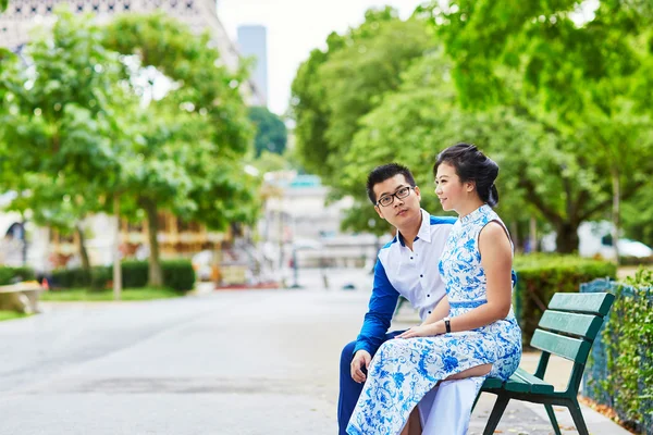 Молодая романтическая азиатская пара в Париже, Франция — стоковое фото