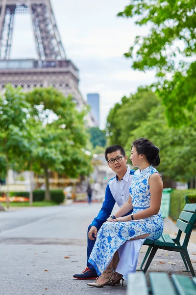 프랑스 파리에서에서 젊은 낭만적인 아시아 부부 — 스톡 사진