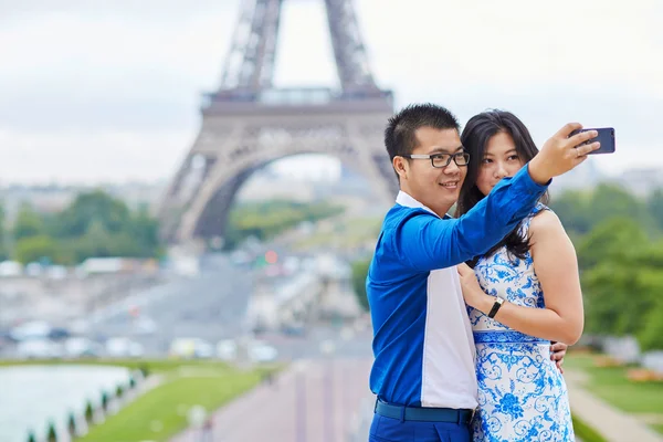 Belo casal asiático tomando selfie em Paris — Fotografia de Stock