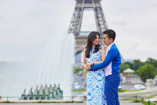 Jovem casal romântico asiático em Paris, França — Fotografia de Stock