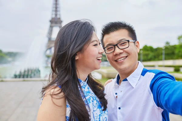 Belo casal asiático tomando selfie em Paris — Fotografia de Stock