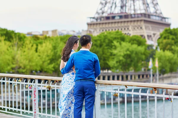 Ρομαντικό ασιατικές ζευγάρι στο Παρίσι, Γαλλία — Φωτογραφία Αρχείου