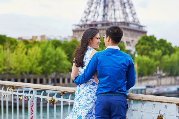 Junges romantisches asiatisches Paar in Paris, Frankreich — Stockfoto