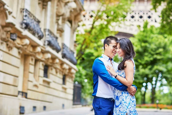 Mladý romantický asijský pár v Paříži — Stock fotografie