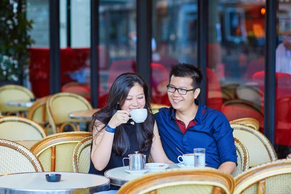 Jovem casal romântico asiático no café parisiense — Fotografia de Stock
