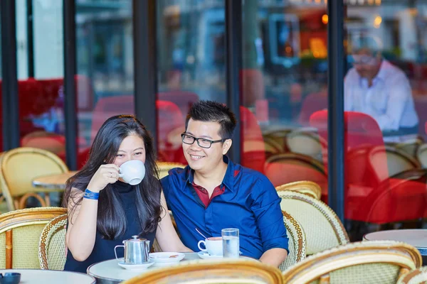 Joven pareja asiática romántica en café parisino — Foto de Stock