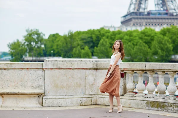 에펠 탑 근처 아름 다운 젊은 파리 여 인 — 스톡 사진
