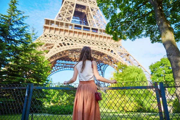 Turista giovane su una strada di Parigi — Foto Stock