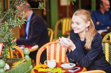 Güzel genç kadın sıcak çikolata içme