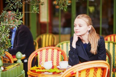 Güzel genç kadın sıcak çikolata içme