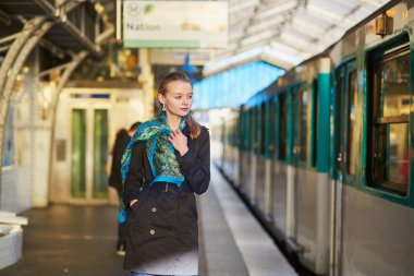 Bir tren bekliyorsun güzel genç kadın