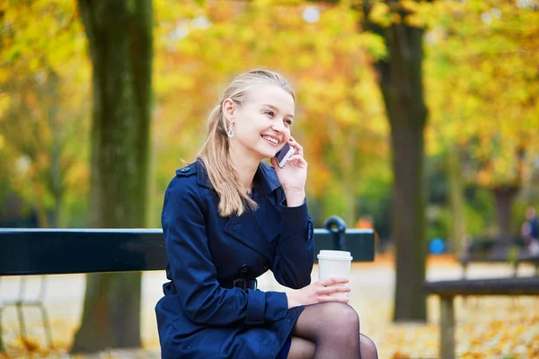 Krásná mladá žena v Paříži na podzimní den — Stock fotografie