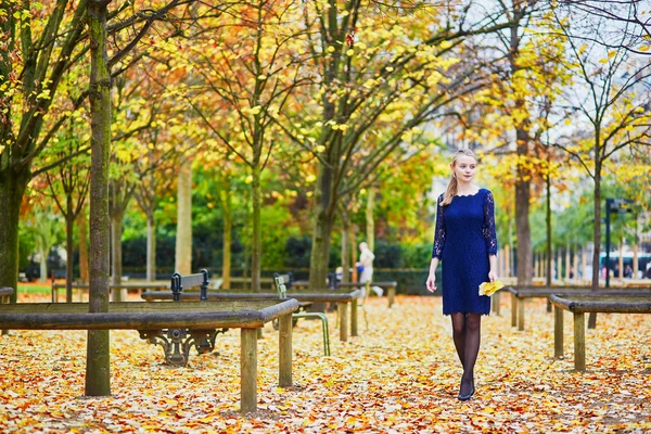 Frumoasă femeie tânără în Paris într-o zi de toamnă — Fotografie, imagine de stoc