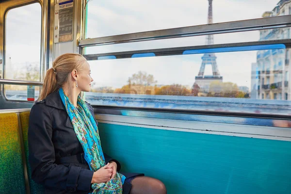 Paris Metro güzel genç kadın — Stok fotoğraf