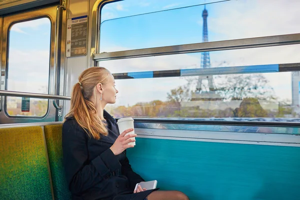 Bella giovane donna nella metropolitana parigina — Foto Stock