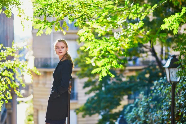Beautiful young woman on a street of Paris — Stock Photo, Image