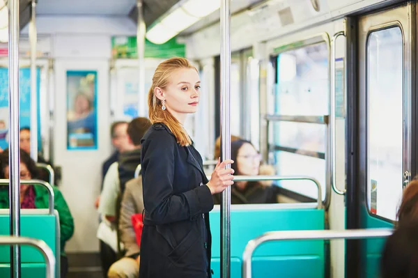 Hermosa joven viajando en un tren del metro parisino — Foto de Stock