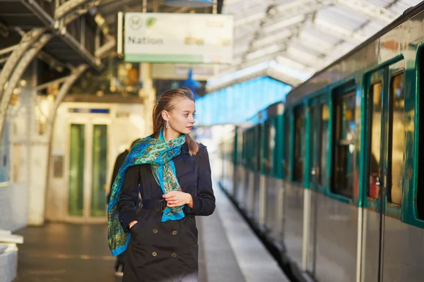 Hermosa joven esperando un tren — Foto de Stock