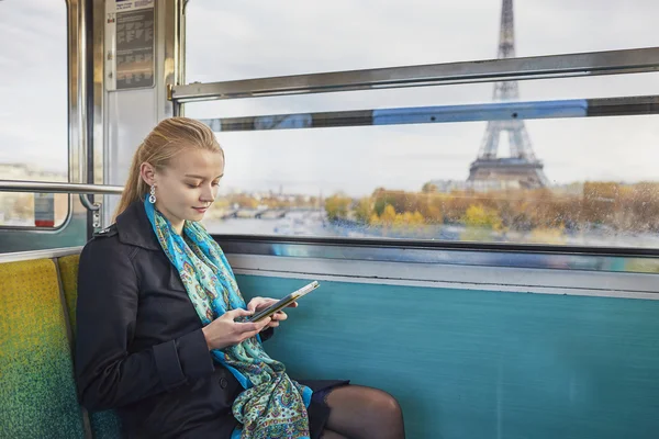 美丽的年轻女子在巴黎地铁 — 图库照片