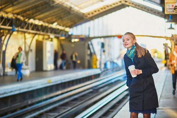 Vacker ung kvinna väntar på ett tåg — Stockfoto