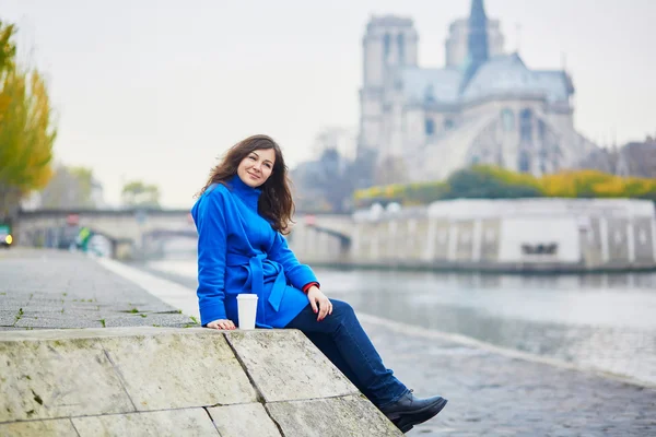 Vackra turist i Paris på en höst dag — Stockfoto