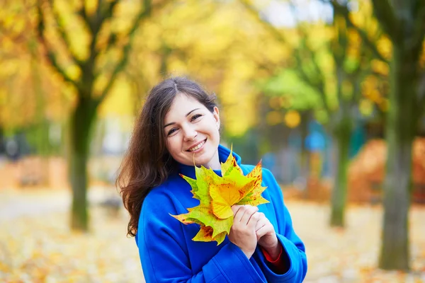 Beautiful tourist in Parisian park on a fall day — Stock Photo, Image