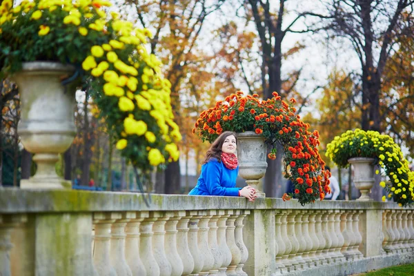 Schöne Touristin im Pariser Park an einem Herbsttag — Stockfoto