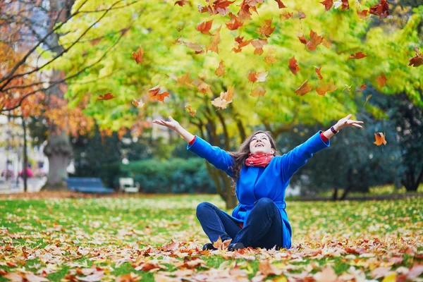 Hermoso turista en el parque parisino en un día de otoño — Foto de Stock