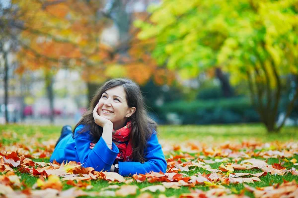 Piękny turysta w paryskim parku na dzień jesieni — Zdjęcie stockowe