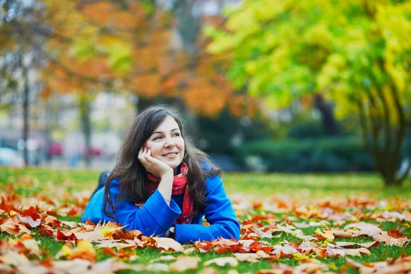 Beautiful tourist in Parisian park on a fall day — Stock Photo, Image